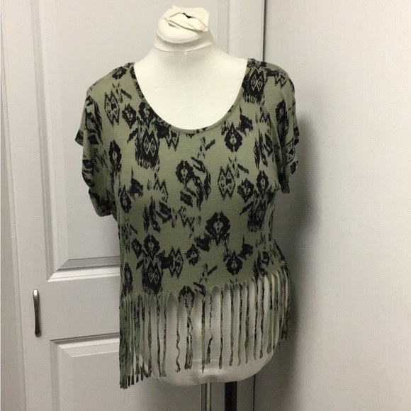 Sans Souci Women’s Short Sleeve Scoop Neck Asymmetric Shredded Hem Top, size M - Picture 7 of 10